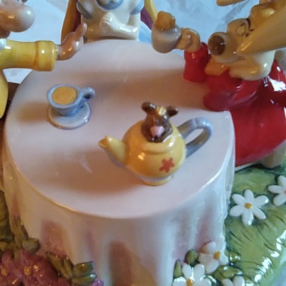 Walt Disney's Royal Dolton, Mad Hatter's Tea Party - Picture 13 of 13